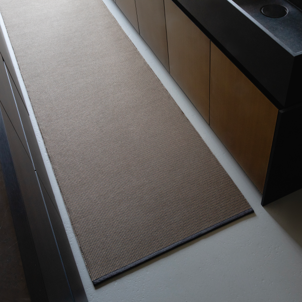 Woodnotes Grain graphite soft brown in out carpet in kuva