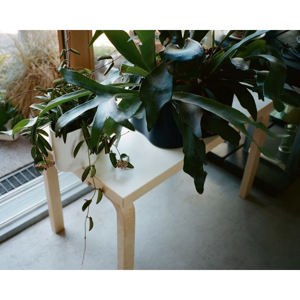 Riihitie Plant Pot A small white glaze Bench 153 solid white laminate master kuva