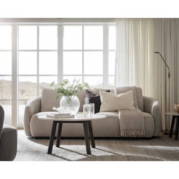 Rowico Norris sofa light beige anna 2 Taransay coffee table beige brown Roselawn sofa chair brenda beige kuva