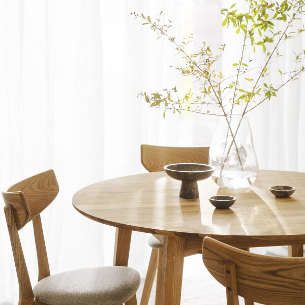 Rowico Filippa round oak close interior kuva