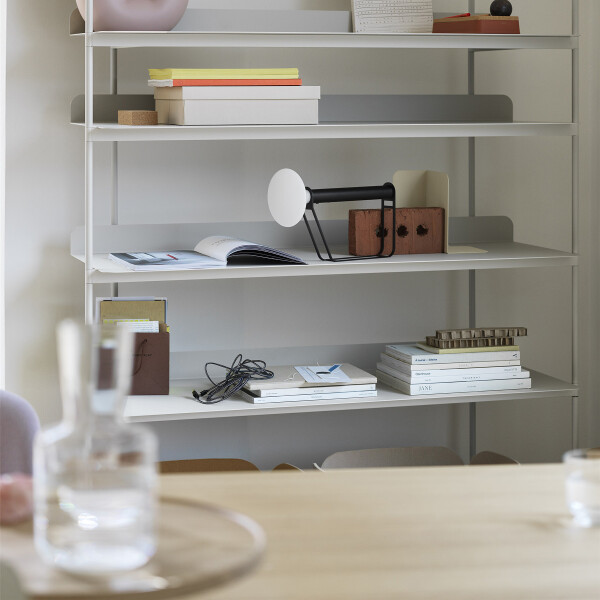 Muuto piton portable lamp black shelf kuva