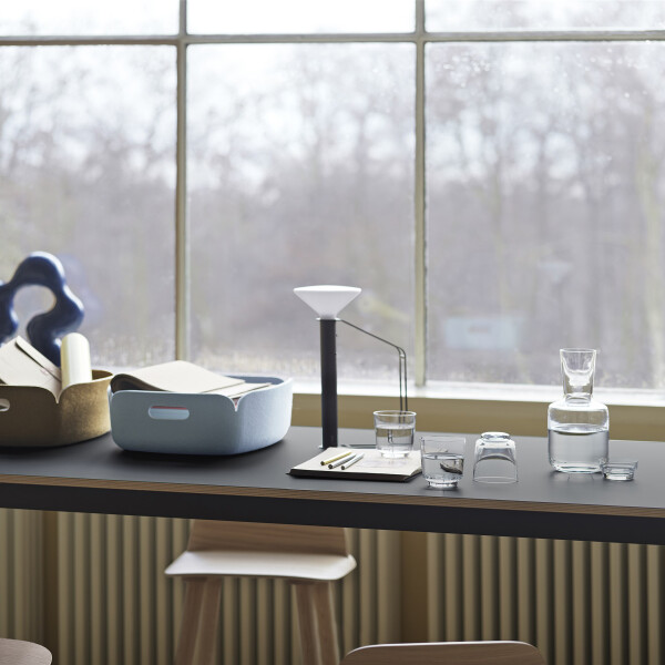 Muuto piton portable lamp black table kuva