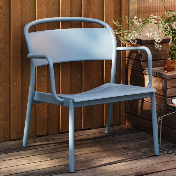 Muuto Linear steel lounge armchair pale blue out image