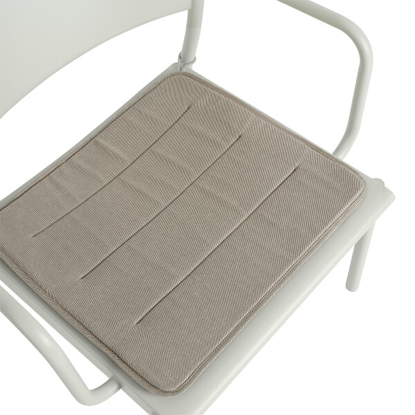 Muuto Linear steel lounge armchair grey w seatpad light grey kuva