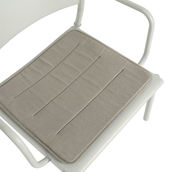 Muuto Linear steel lounge armchair seatpad light grey image