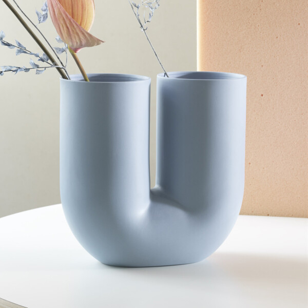 Muuto Kink vase light blue interior kuva