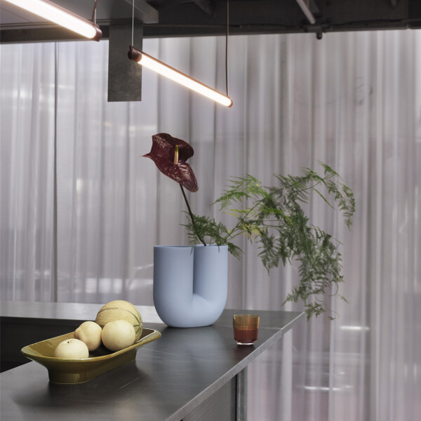 Muuto Kink vase light blue lifestyle kuva