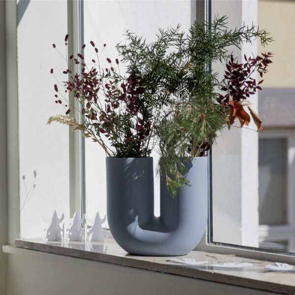 Muuto Kink vase light blue window kuva