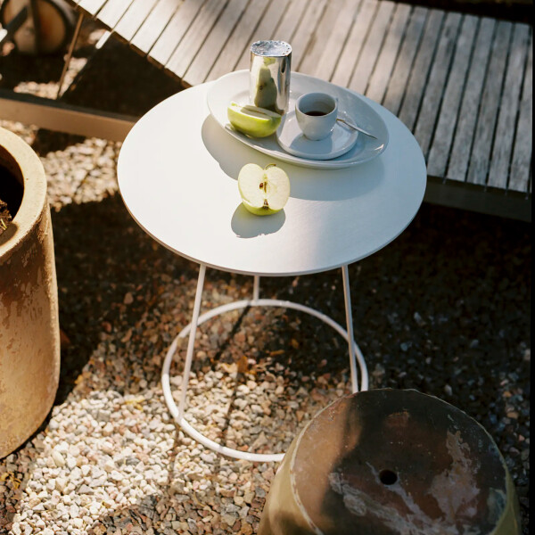 Swedese white side table outside kuva