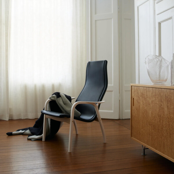 Swedese lamino duality oak leather black lifestyle image