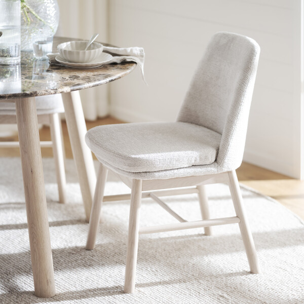 Rowico  Taransay dining table brown whitewash Amesbury chair light beige whitewash kuva