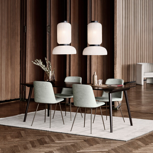 Rely HW8 in Bronzed w Ruskin Faroe IThe Moor AP5 w Beige Dew IFormakami JH3 IIn Between SK5 w Black Lacquered Oak ICollect Glass SC60 ICollect Crafted Glass Vase SC67 w Forest kuva