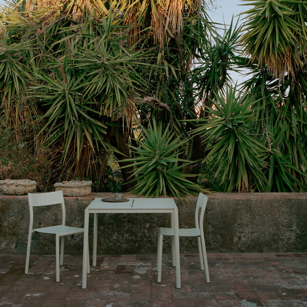 New Works May Table 85x85 Chair Light Grey 321 06 kuva