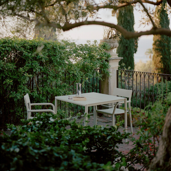 New Works May Table 85x85 Armchair 323 47  kuva