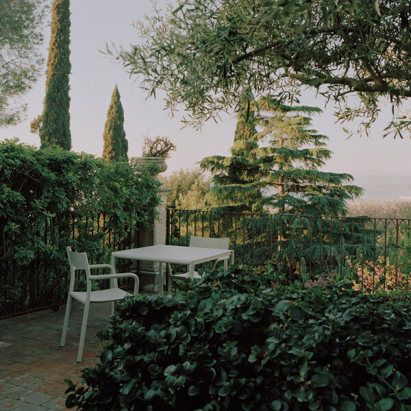 New Works May Table 85x85 Armchair Chair Light Grey 321 09 kuva