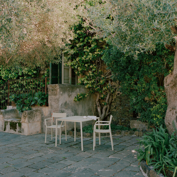 New Works May Table 85x85 Armchair Light Grey 310 06 kuva