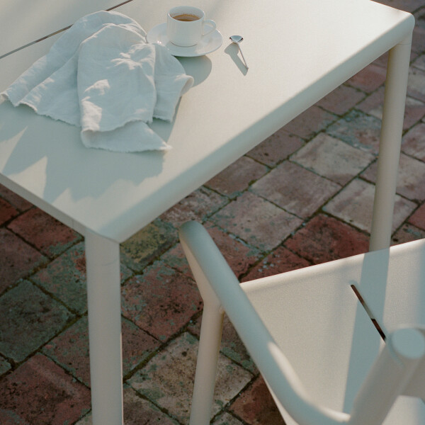 New Works May Table 85x85 Armchair Light Grey 323 55 kuva