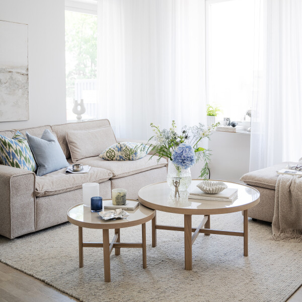 122842 121094 121095 122643 b mb Rawlins sofa bobby  2 beige Marsden coffee table beige whitewash Rawlins foot stool bobby  2 beige 3 image