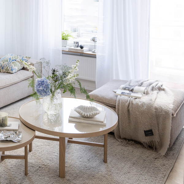 122842 121094 121095 122643 b mb Rawlins sofa bobby  2 beige Marsden coffee table beige whitewash Rawlins foot stool kuva