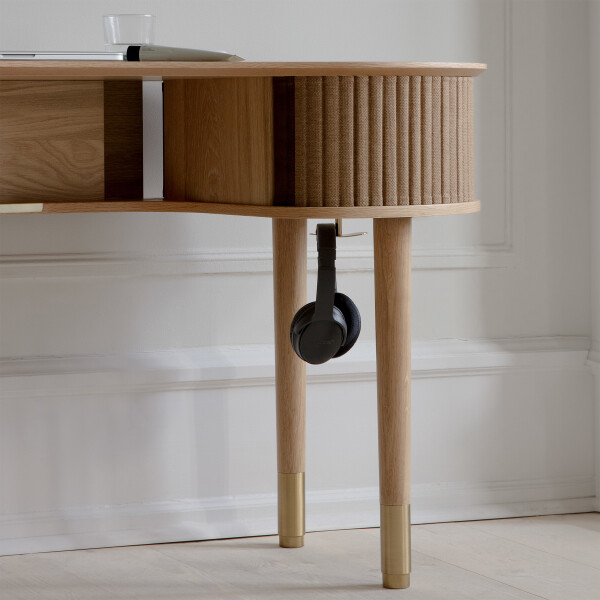 UMAGE lifestyle Audacious desk oak sugar brown close image