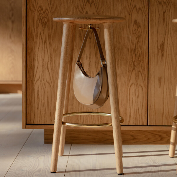 UMAGE lifestyle The Socialite counter stool oak brass 1 kuva