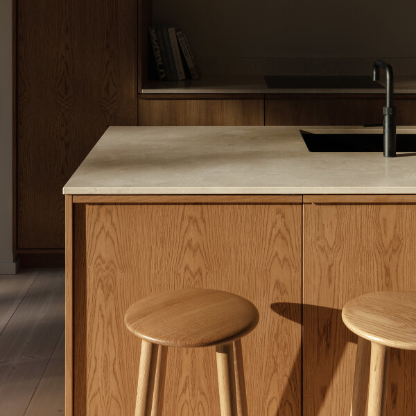 UMAGE lifestyle The Socialite counter stool oak brass 4 kuva