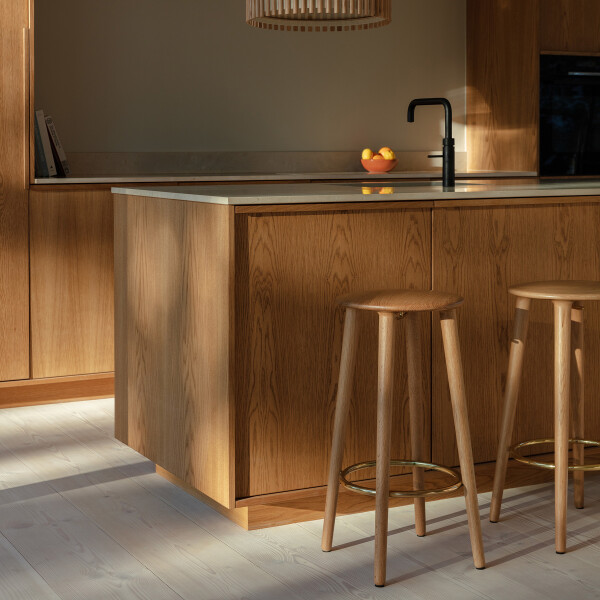 UMAGE lifestyle The Socialite counter stool oak brass 5 kuva