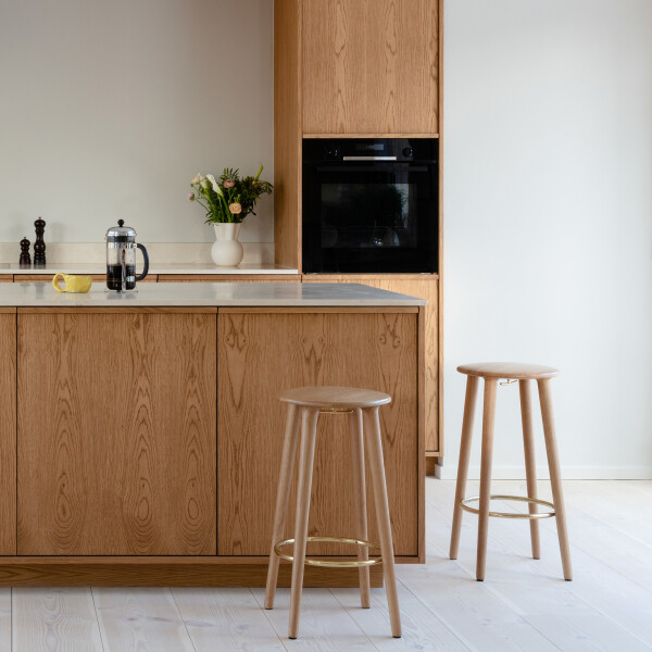 UMAGE lifestyle The Socialite counter stool oak brass kuva