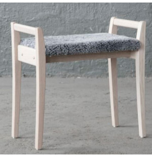 Oscarssons Möbel MEJA jakkara, valkoöljytty tammi/vaaleanharmaa lampaantalja tai -jäljitelmä kuva