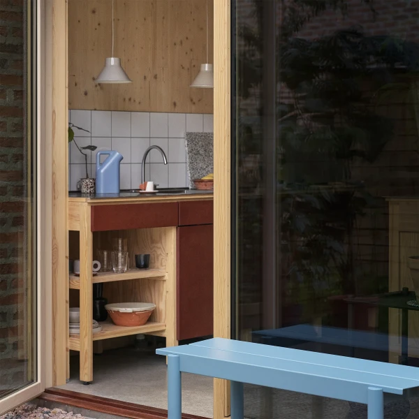 Muuto top pendant 21 grey linear steel bench 110 pale blue kuva