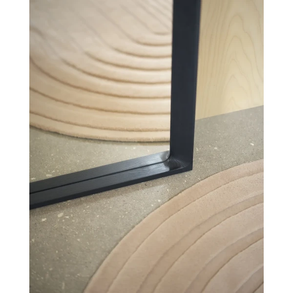 Muuto arced mirror midnight blue relevo rug light rose kuva