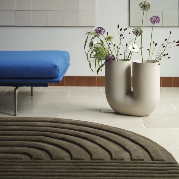 Muuto Outline daybed steelcut 3 742 polished alu relevo rug taupe kuva