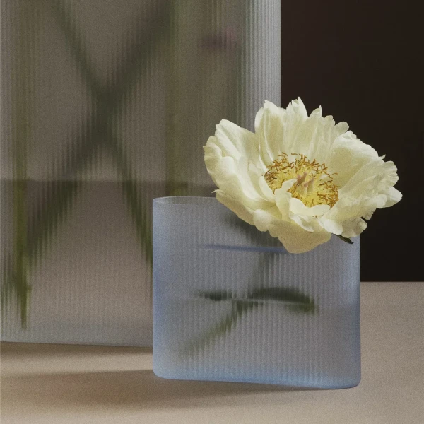 Ridge vase frosted glass light blue close concept muuto kuva