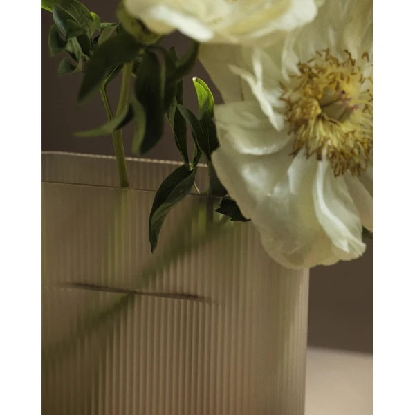 Ridge vase frosted glass taupe close concept muutohi res 150 kuva