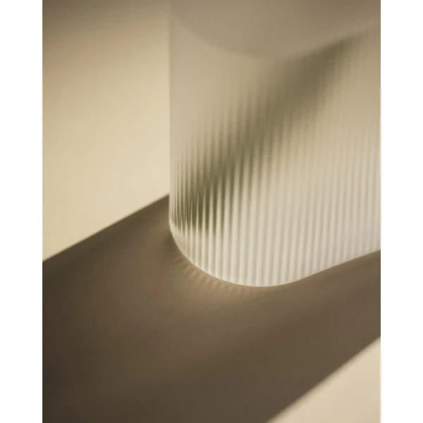 Muuto Ridge vase frosted glass white close concept kuva