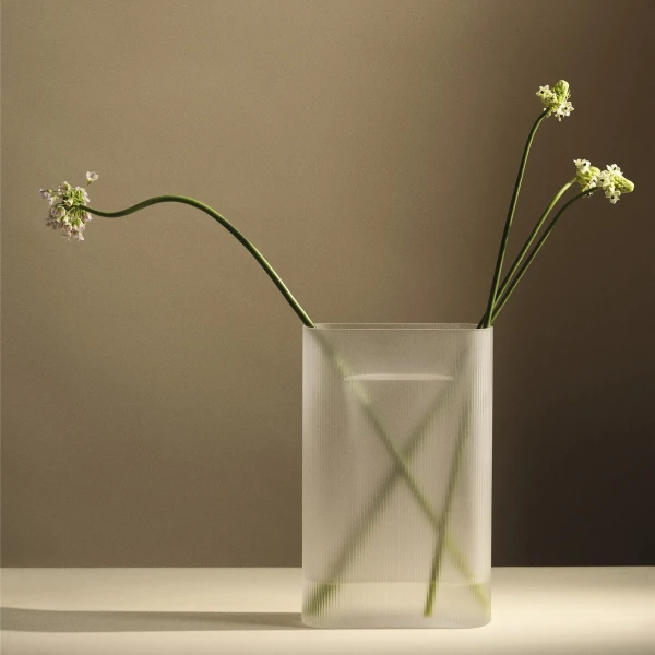 Ridge vase frosted glass white concept muuto kuva