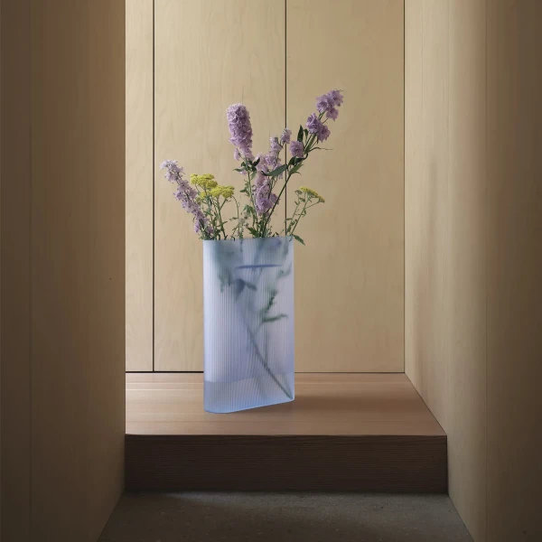 ridge vase 48 light blue frosted glass 2 muuto org 150 kuva
