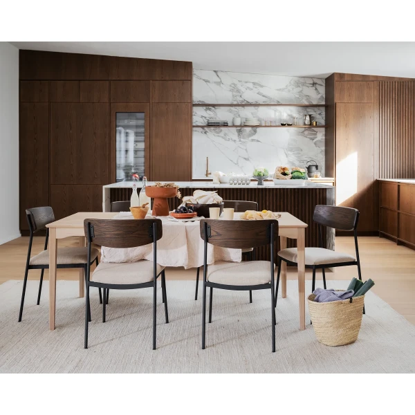 123125 123074 b mb Markham dining table in whitewash oak Maymont chair 02 kuva