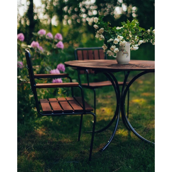 Varax Suvisaari ruskea brun pyorea poyta runt bord 4405 8000 tuoli stol 1 kuva