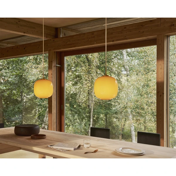 SS25 VL45 Radiohus Pendant Asnaes Amber Dinner Table Close UP kuva
