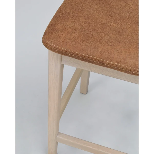 149016 b db DET1 Livermore barstool whitepigm oak lightbrown leather look fabric kuva