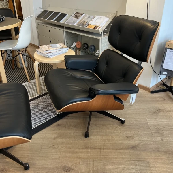 Outlet Vitra EAMES LOUNGE CHAIR nojatuoli ja rahi american cherry musta nahka1 kuva