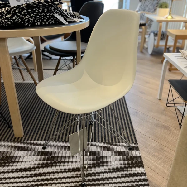 Outlet Vitra EAMES DSR tuoli valkoinen kromi kuva
