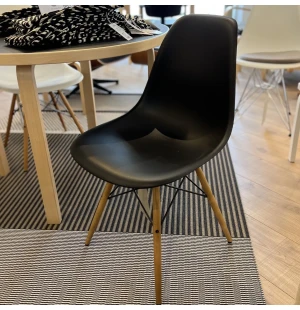 Outlet | Vitra EAMES DSW tuoli, musta/vaahtera kuva
