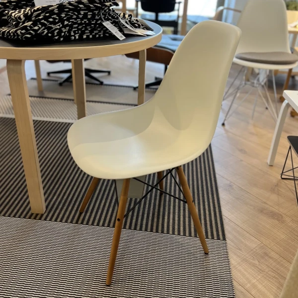 Outlet Vitra EAMES DSW tuoli valkoinen vaahtera kuva