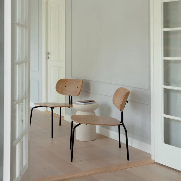 NEWSLETTER UMAGE lifestyle Curious lounge chair oak black 1 image