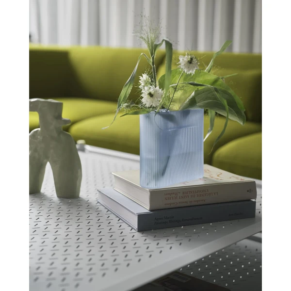 Flow coffee table grey ridge vase 16 light blue frosted glass muuto kuva