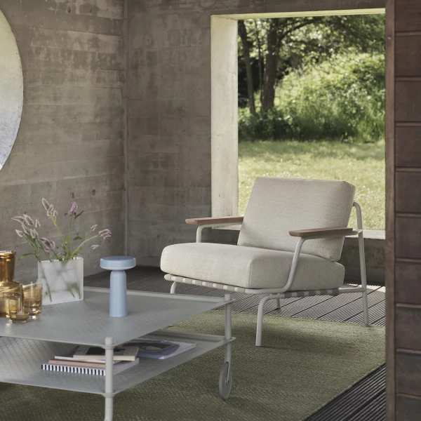 Settle lounge chair laze 1 grey flow coffee table grey ply rug recycled polyester moss green ridge vase 16 white frosted muuto org 150 kuva