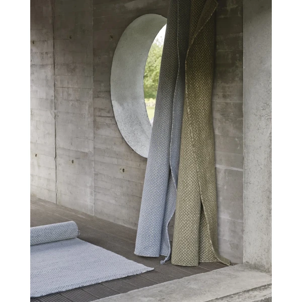 ply rug recycled polyester light blue moss green off white muuto org 150 kuva