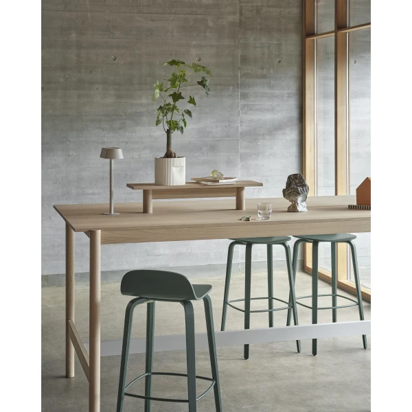 Linear system high table 105 oak tray 75 visu bar stool 75 dark green ridge planter 15 off white linear table lamp muuto org 150 kuva
